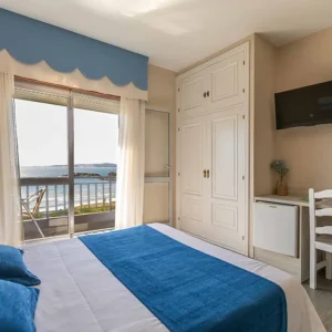 Habitación doble con terraza y vistas al mar